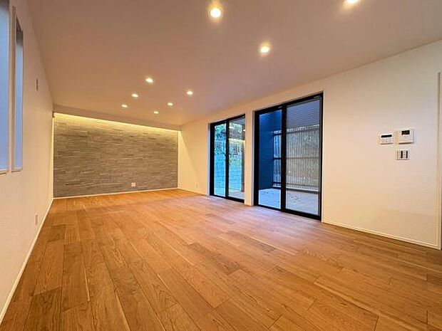 キッチン側からリビングを撮影しました。乗数以上に広さを感じるリビングです。