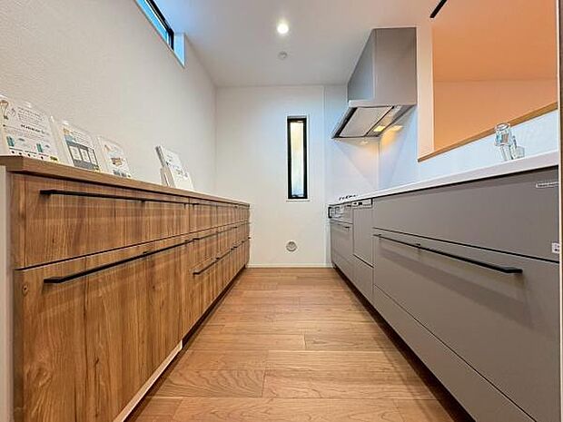 広々としたキッチンです。作業もしやすいです。収納力も〇