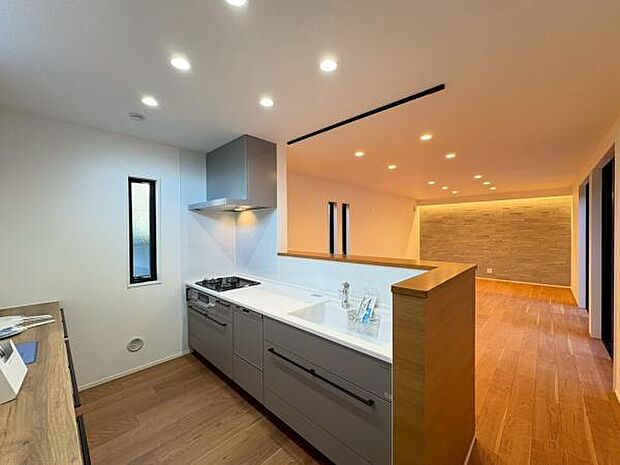 広々としたキッチンです。作業もしやすいです。収納力も有ります。