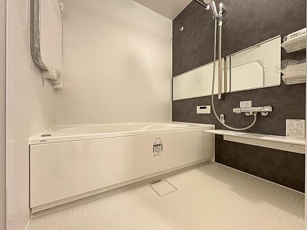 いつでも暖かいお風呂に入れるのが嬉しい追焚き機能付き。お仕事でご帰宅の遅くなったお父さんも暖かい湯船に入浴できます。もちろん広さもあるのでお子様ともゆったりと入れます。