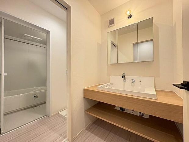 広いサイズの洗面化粧台、朝の忙しいときもご夫婦で、お子さんと一緒に準備できますね。三面ミラー。