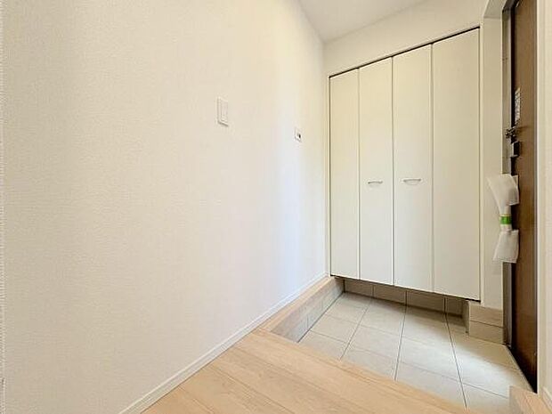 シューズボックスと玄関です。