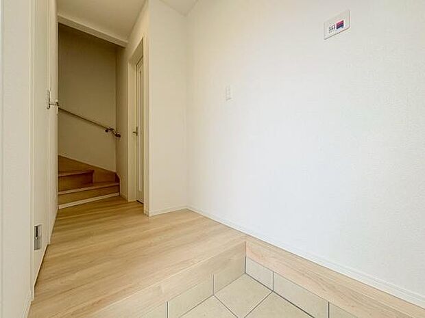 明るい玄関は暖かくお客様をお迎えできそうです。