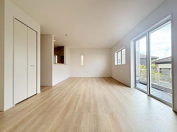 明るい清潔感のあるリビングダイニングです。