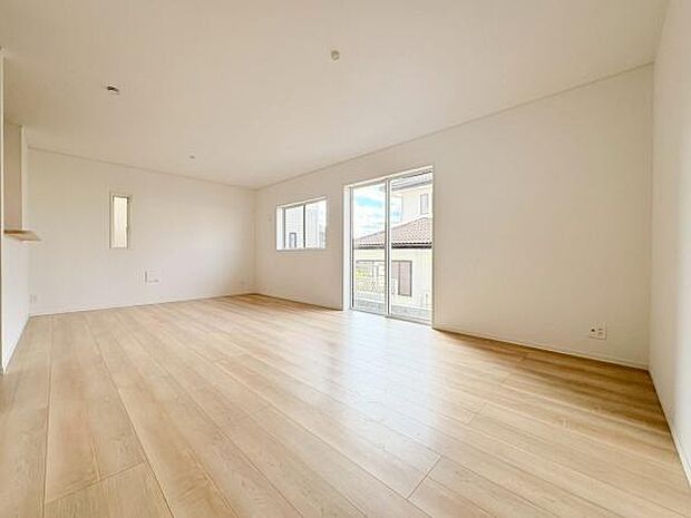 明るい清潔感のあるリビングダイニングです。