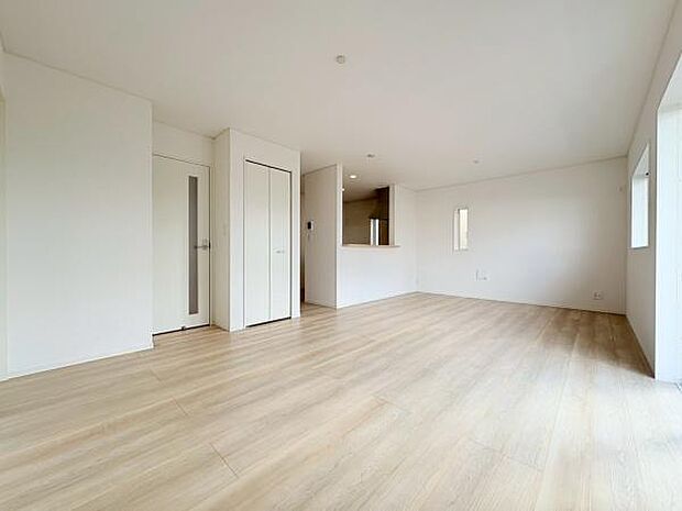 明るい清潔感のあるリビングダイニングです。