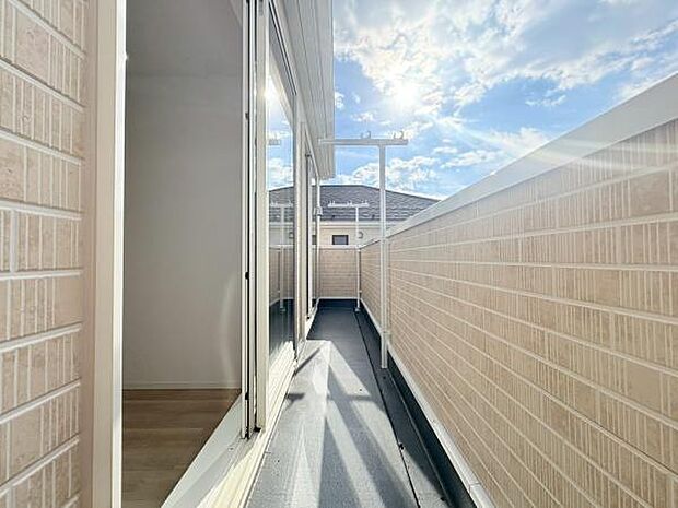 日当たり良好のバルコニーです。冬でも洗濯物がすぐ乾きそうですね。