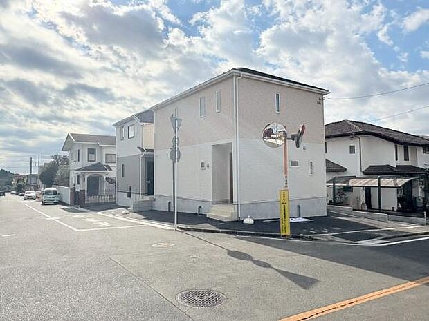 外観と駐車場です。