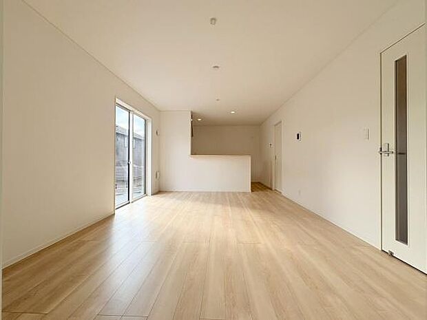 明るい清潔感のあるリビングダイニングです。