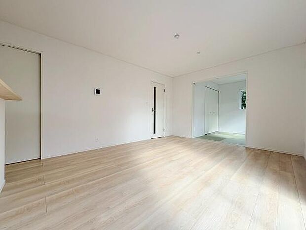 照明がなくても陽当たりの良い洋室です。