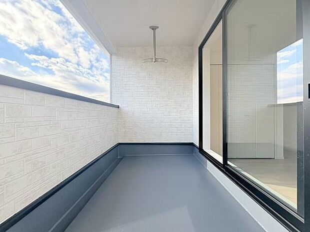 日当たり良好のバルコニーです。冬でも洗濯物がすぐ乾きそうですね。