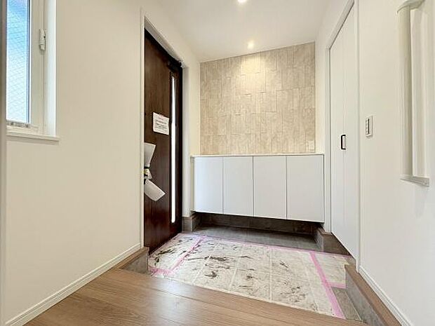 広々した玄関スペースです!シューズクローゼットもあり沢山靴があっても安心です。