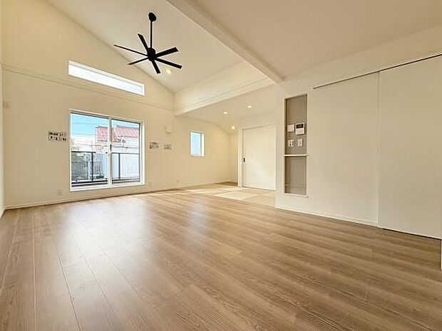 リビング17.6帖!バルコニーに面していて日当たり良好です!