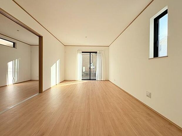 窓を開けたらお庭+駐車場です!