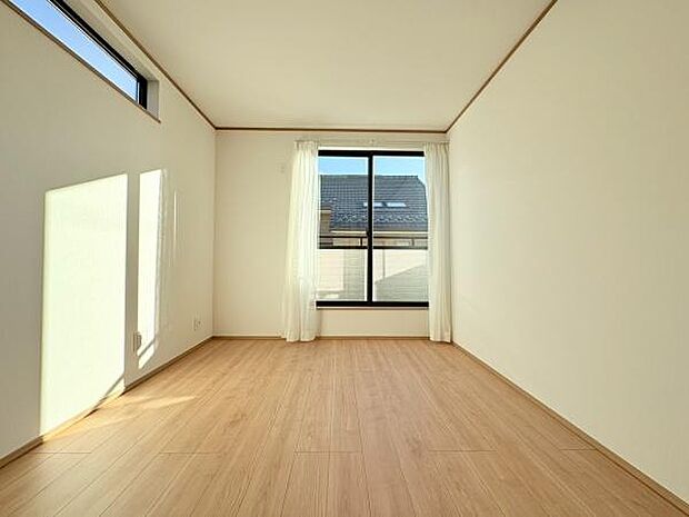 寝室6帖!バルコニー付きのお部屋で収納もございます!