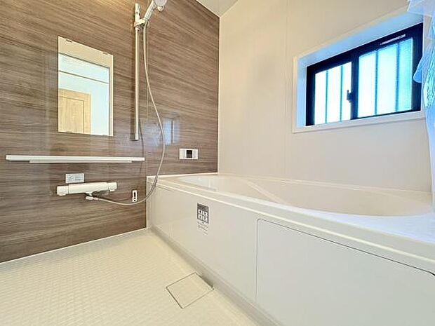 「くつろぎの贅沢バスタイム」 ゆったり足を伸ばせる、広々としたお風呂空間 一日の疲れを癒す、リラックスできるデザイン 心と体を温める、快適なバスタイム!