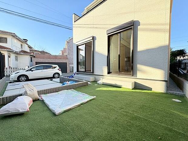 お庭スペースです。お庭もあってカースペースもあるなんて羨ましいですぅ!