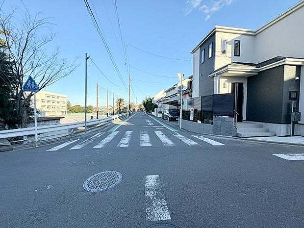 車の通りも少なく広々した前面道路です!