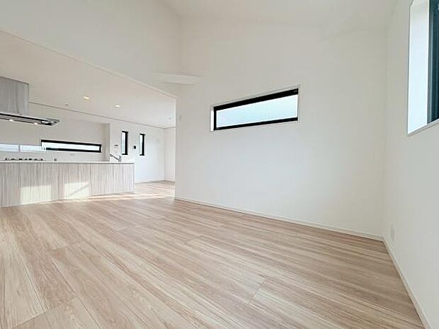 天井が高く圧迫感がないリビングです！窓も多く明るいです！