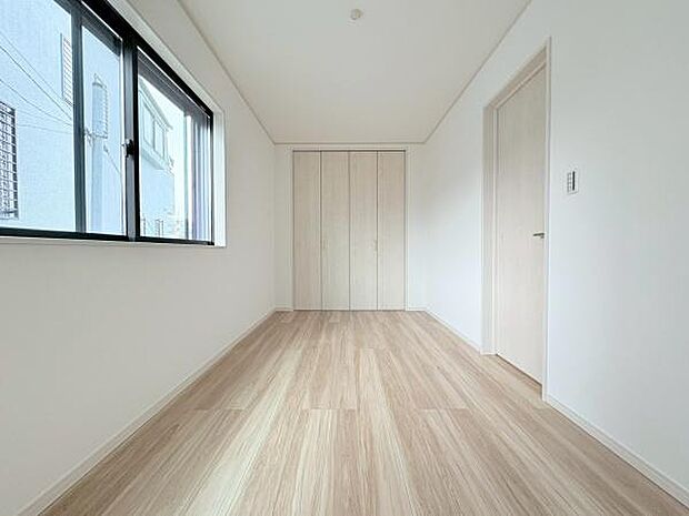寝室5.9帖！窓が多く日当たりも通風も良好です！