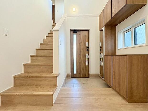 鏡付きシューズクローゼットです！上部吹抜ですので圧迫感がなく開放的な玄関になっています。