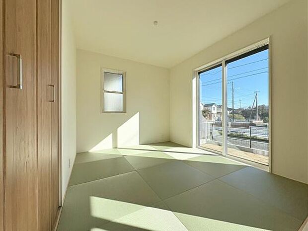 和室5.25帖！リビングに繋がる和室で可動式扉で広々させることも閉めてプライベート空間へと分けることができます！