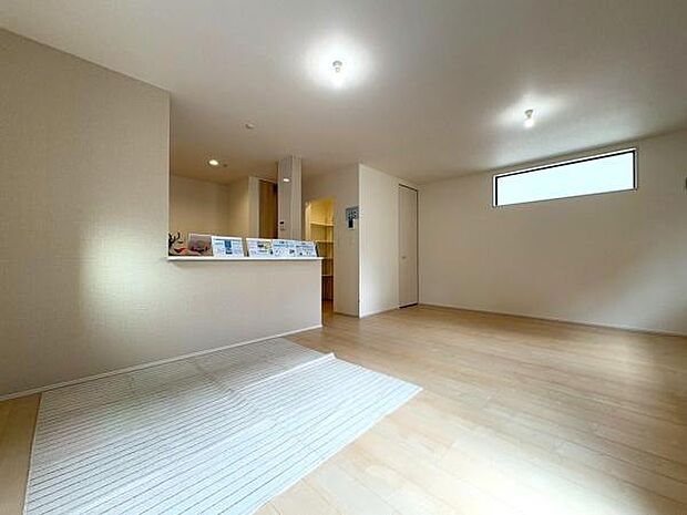 窓側から見たリビングです！