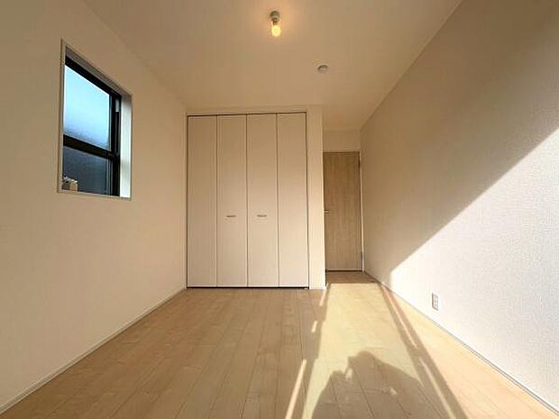 洋室5.75帖！バルコニーに面していて日当たり良好です！