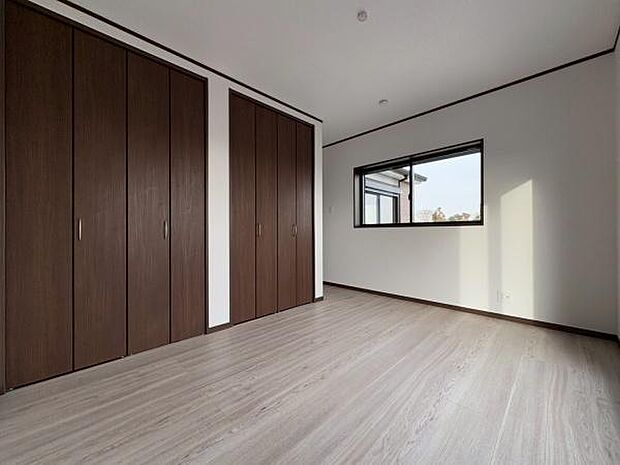 洋室6.5帖！豊富な収納スペースがあり窓もあり日当たり＋通風良好です。バルコニーに面していている洋室です。