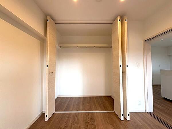全部屋に収納があります。家族の思い出の品や沢山のお洋服も大切に保管することができます。