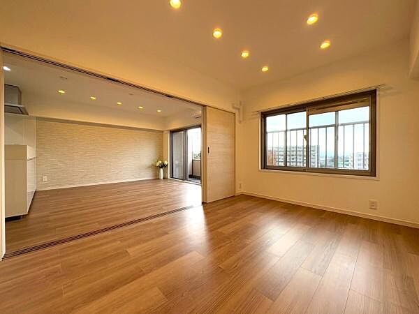 子供部屋から見たリビングです！扉を開けてたら広々した空間になります。