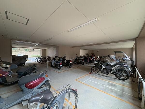屋根付きのバイク・駐輪場置き場です。