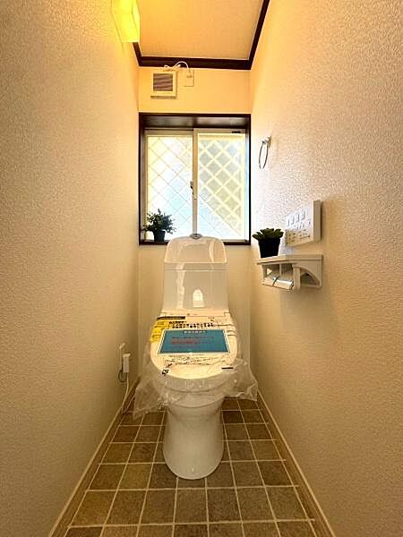 今や日本のトイレの常識となった洗浄機能付きトイレ。もちろん最新型の温水洗浄便座が完備されています。