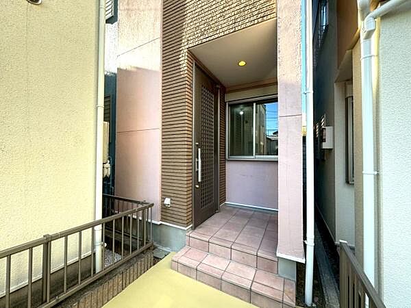 気品あるデザイン性を持つ玄関は、住む方の満足感を満たすクオリティ。帰宅するご家族や、訪れる方を気持ちよく迎える・安らぎに満ちた生活空間を予感させてくれます。