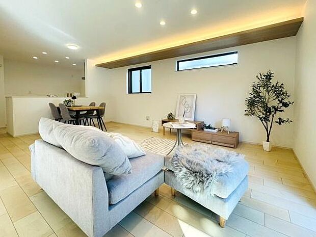 窓が多いリビングなので明るい光が差し込みます。