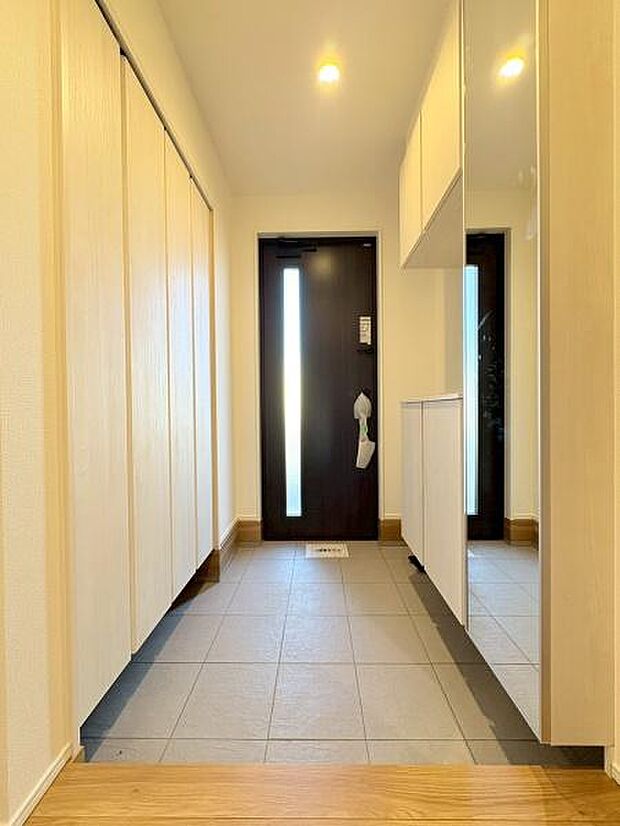 玄関にはシューズボックスとシューズクロークがございます。収納力に優れています。