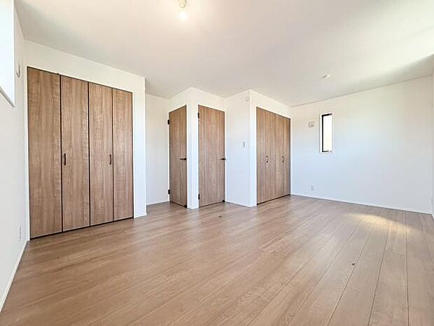 洋室4.5帖と5帖!扉が2つあるので広々使うことと仕切りつけて分ける事も可能です。