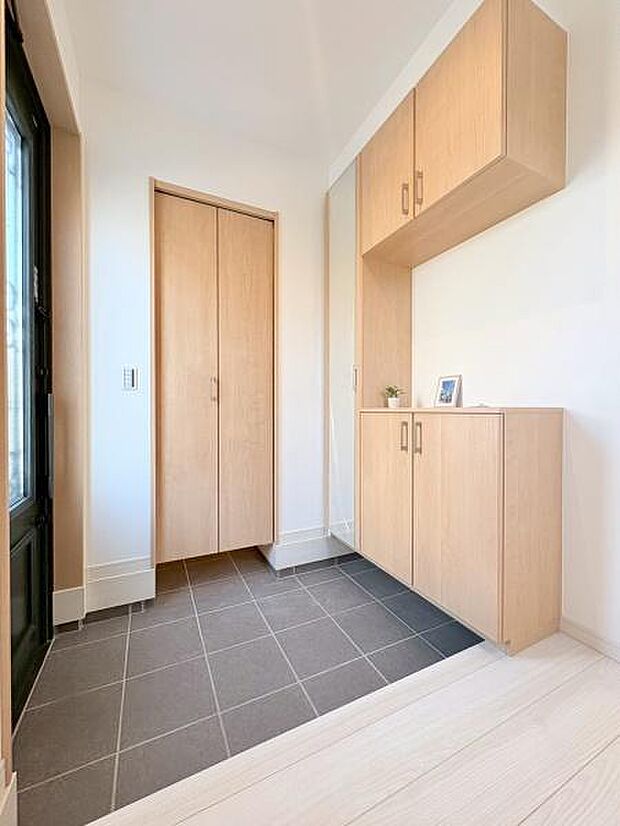 シューズボックスとシューズクロークと玄関です。収納力もあります。