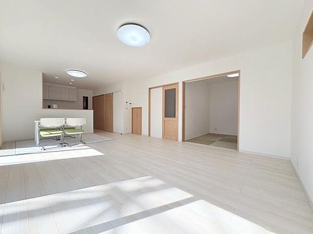 窓側から見たリビング空間です!窓が多く通風が良い為湿気が籠る心配が少ないですね!ご家族がいつも集まる場所は心地の良い空間と広さですね!