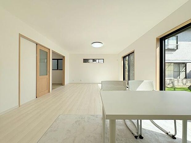 キッチン側から見たリビングです!