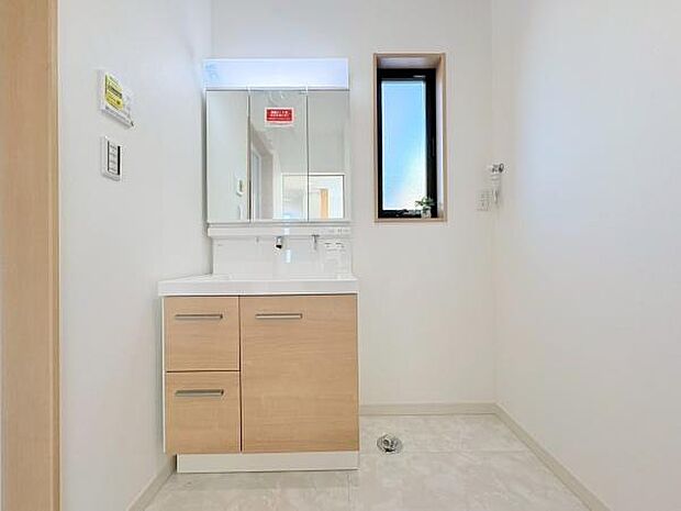 明るい洗面室で三面鏡で収納ができます!