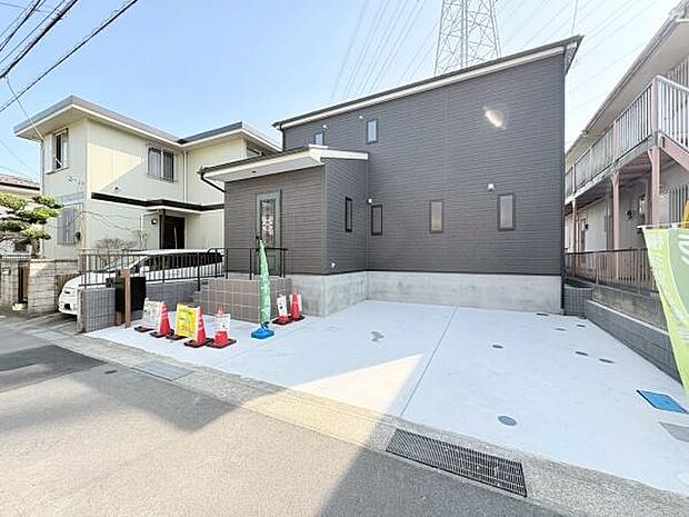 駐車場2台可能です!玄関側の外観もスタイリッシュでよいですね!