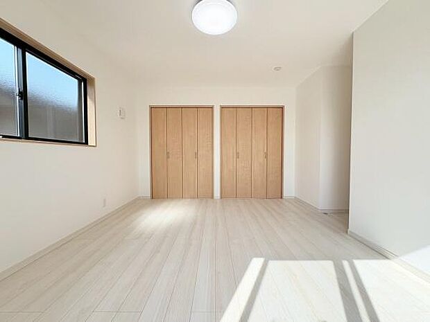 洋室9帖!バルコニーに面しているお部屋です!照明がなくても明るいです!