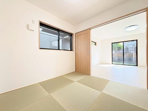 畳コーナー4.3帖!リビングに繋がるお部屋なので広々お使いいただくことができます。扉を閉めてプライベート空間にすることも出来ます!