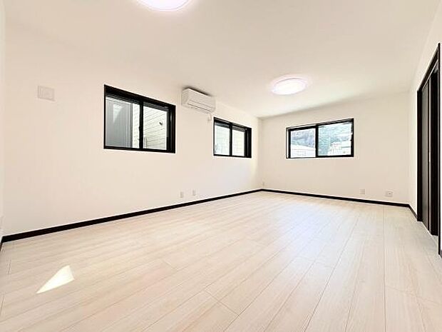 窓が多く通風が良い為湿気が籠る心配が少ないですね!ご家族がいつも集まる場所は心地の良い空間と広さですね!