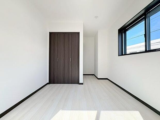 寝室5.8帖!日当たりも良くて収納もしっかりございます。