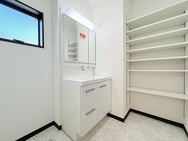 明るい洗面室で三面鏡で収納ができます!