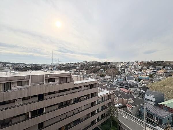バルコニーからの眺望です。前面のマンションに比べて高い位置になるので洗濯物など視線を気にせずに干せます！