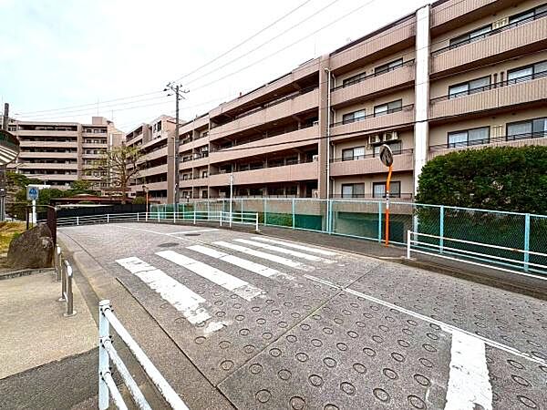 前面道路から見たマンション外観です！車の通りも少なくお子様がいらしゃるご家族でも安心です！
