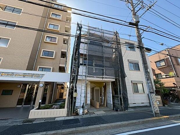 街並みにやさしく溶け込む、家族のための住まい。